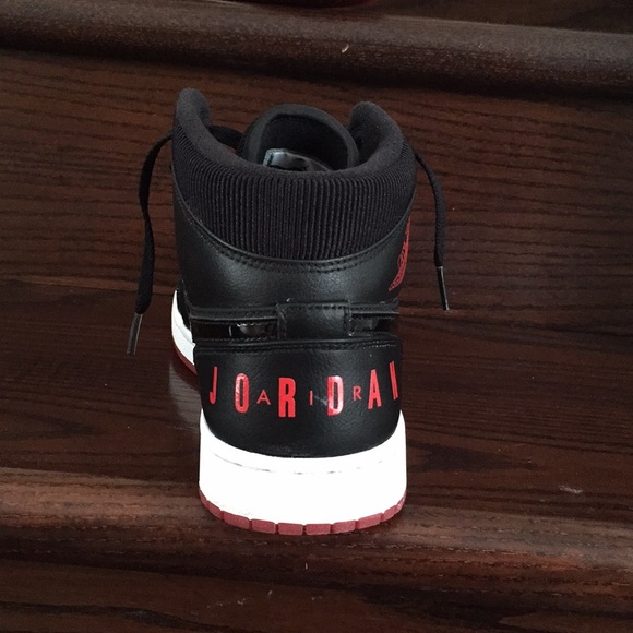 Jordan 1 mid, red and black great condition - Picture 4 of 5
